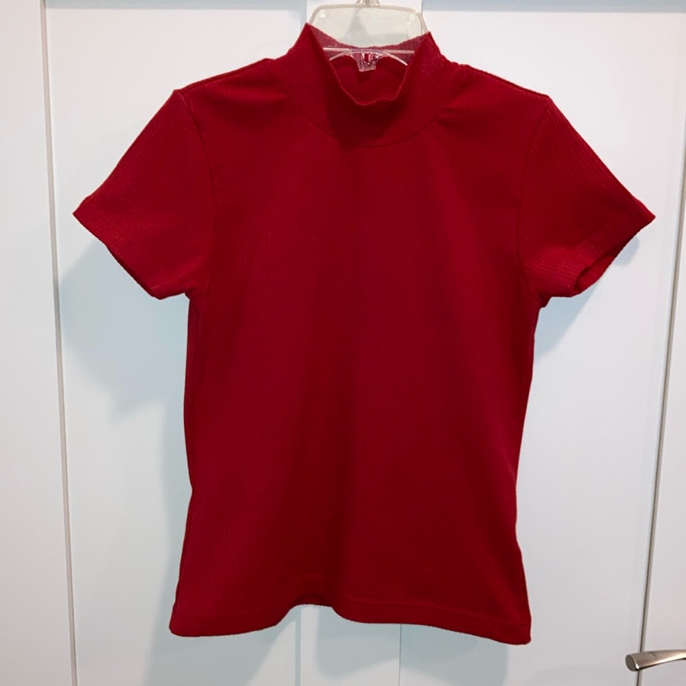 Petite mock red top. Lizsport petites.